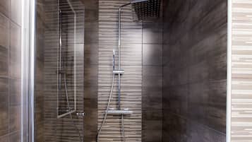 Dusche im Bad