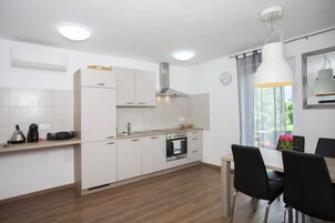 Ísskápur, bakarofn, eldavélarhellur, kaffivél/teketill