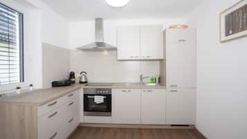 Fridge, oven, stovetop, coffee/tea maker