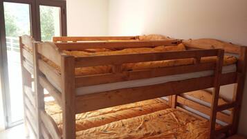 3 quartos, ferros/tábuas de passar roupa, Wi-Fi, roupa de cama