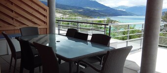 Apartamento 8 personas. Terraza de 70 metros cuadrados. Vistas impresionantes del lago Serre Ponço.