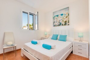 4 slaapkamers, een bureau, een strijkplank/strijkijzer, wifi