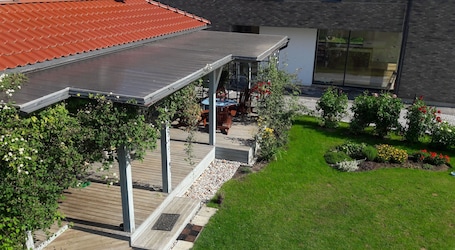 Outdoor dining. New quiet place near city center