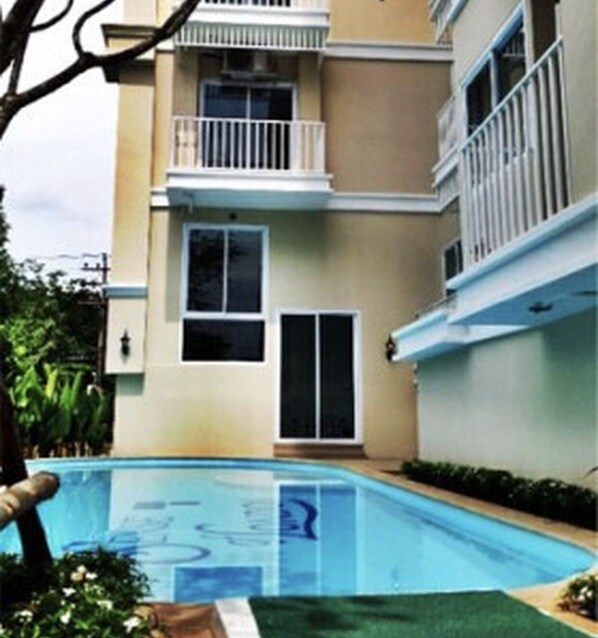 Pool - 5 minutes to Bearing BTS, lots of street food (Tambon Sam Rong Nua)