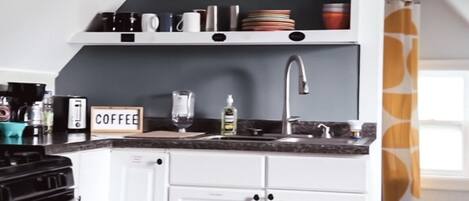 Een koelkast, een magnetron, een oven, een kookplaat