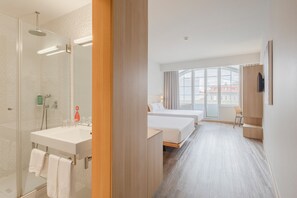 Dobbeltrom – superior, 2 dobbeltsenger | Safe på rommet, skrivebord, blendingsgardiner og lydisolert