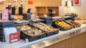 A buffet with various baked goods and pastries. - Moov Hotel Porto Centro (Porto)