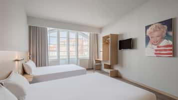 Habitación doble superior, 2 camas dobles | Caja fuerte, escritorio, cortinas opacas y sistema de insonorización