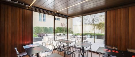 Tägliches Frühstücksbuffet (12.5 EUR pro Person)