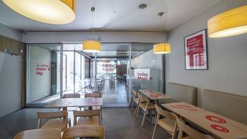 Desayuno buffet (EUR 12.5 por persona)