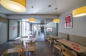 朝食 (ビュッフェ)、毎日提供 (1 名様 12.5 EUR)