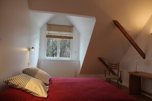 3 bedrooms, iron/ironing board, travel cot, WiFi - House with heated indoor pool, sleeps 2 to 6, on seafront property (Saint-Nazaire)
