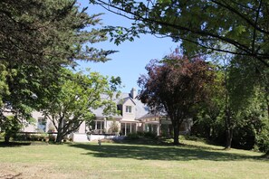 Exterior - House with heated indoor pool, sleeps 2 to 6, on seafront property (Saint-Nazaire)
