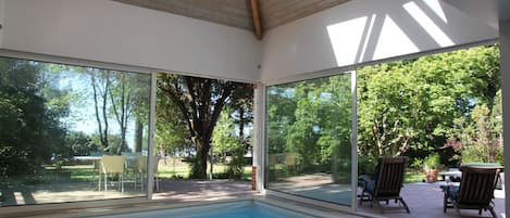 Alberca techada y alberca climatizada