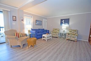 Condo, 2 Bedrooms | Ruang tamu
