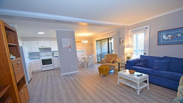 Ein modernes Apartment mit Küche, Essbereich und Wohnzimmer.