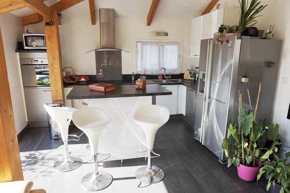 Réfrigérateur, micro-ondes, four, plaque de cuisson