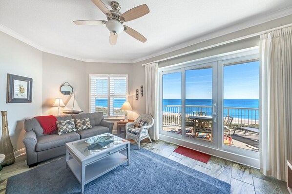 Smart-TV, DVD-Player, Bücher, Stereoanlage