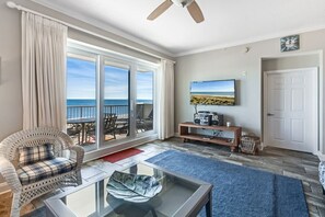 Smart-TV, DVD-Player, Bücher, Stereoanlage