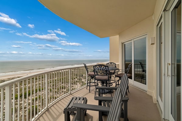 Outdoor dining - Ocean Place 6th Floor Elegant Comfort (Fernandina Beach)