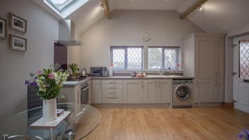 Full-sized fridge, microwave, oven, stovetop