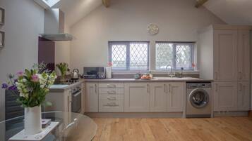 Cottage | Privékeuken | Een koelkast/vriezer, een magnetron, een oven, een kookplaat