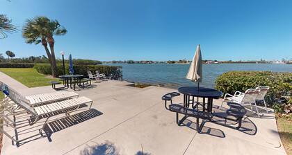 Beautifully Updated 2 Bed / 1 Bath on Intercoastal