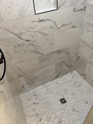 Ensemble douche/baignoire, sèche-cheveux, serviettes fournies