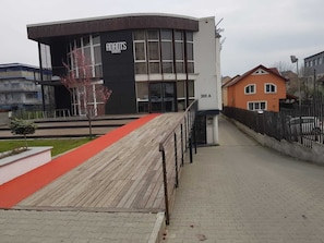 المنطقة المحيطة بالمنشأة