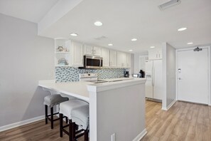 Condo, 3 Bedrooms | Private kitchen | Fridge, microwave, oven, dishwasher
