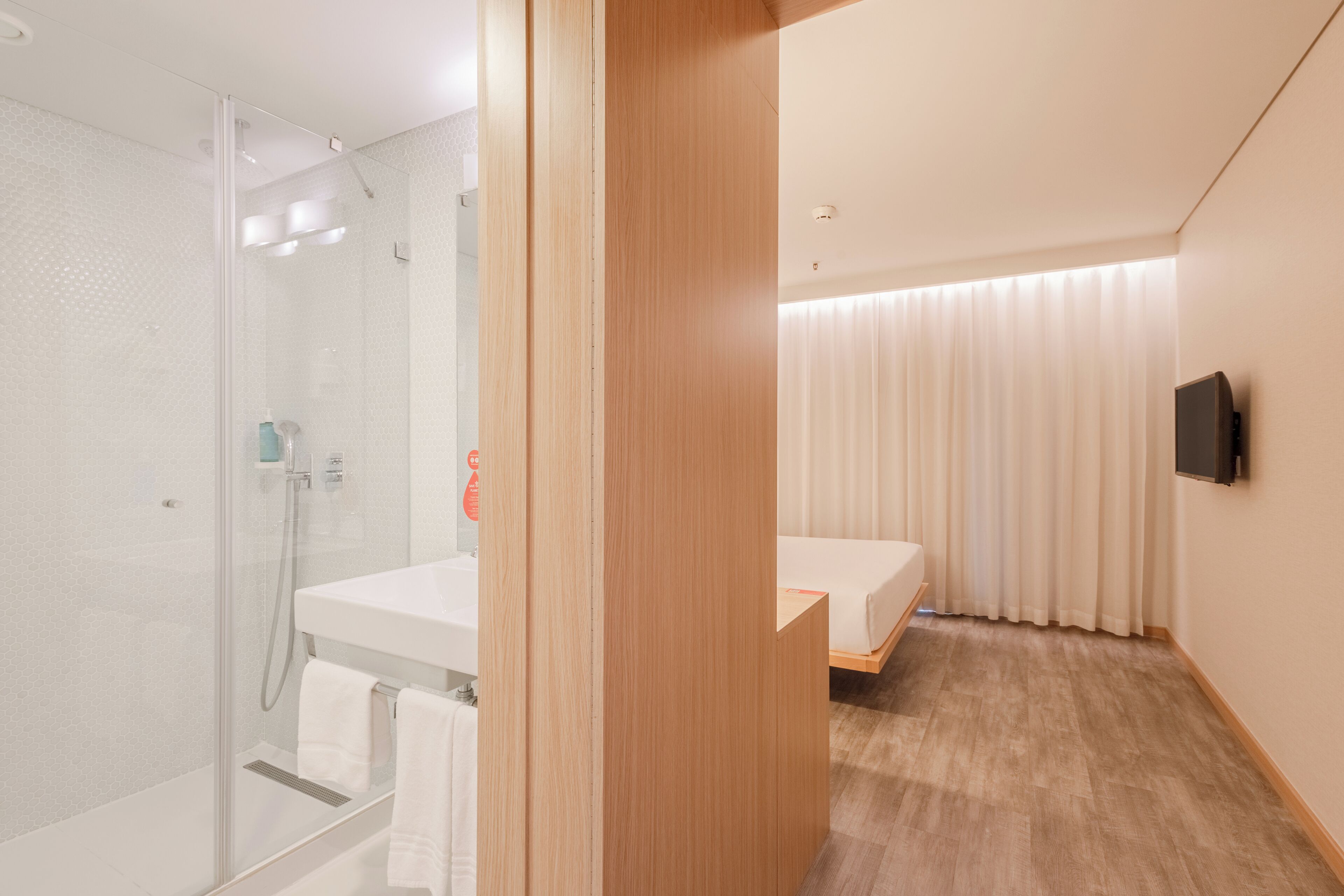 Habitación estándar doble, 1 cama de matrimonio | Caja fuerte, escritorio, cortinas opacas y sistema de insonorización
