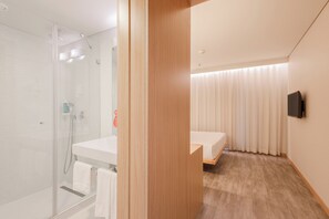 Standard Double Room, 1 Katil Ratu (Queen) | Peti besi dalam bilik, meja, langsir/tirai gelap terus, kalis bunyi 