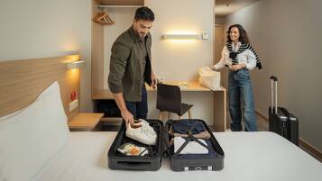 Standaard tweepersoonskamer, 1 queensize bed | Een kluis op de kamer, een bureau, verduisterende gordijnen