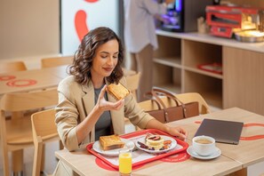 Buffet déjeuner servi tous les jours en supplément