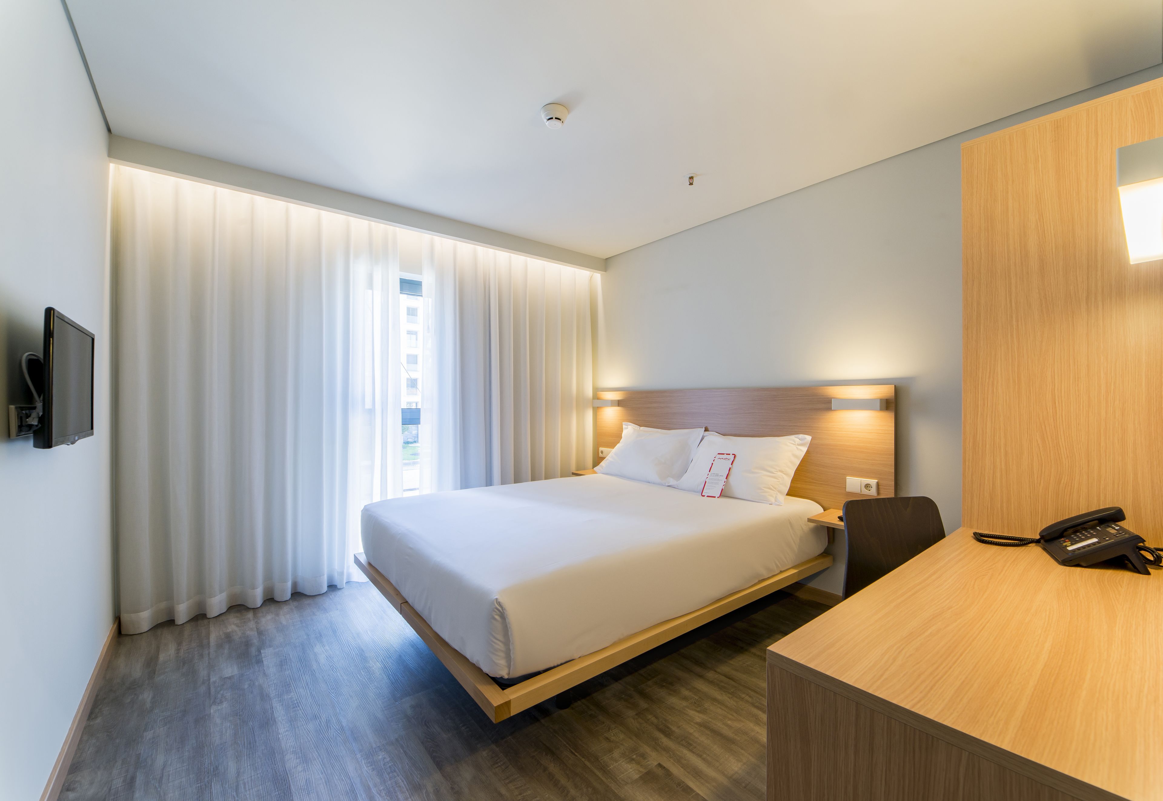 Cofres nos quartos, escrivaninha, cortinas blackout