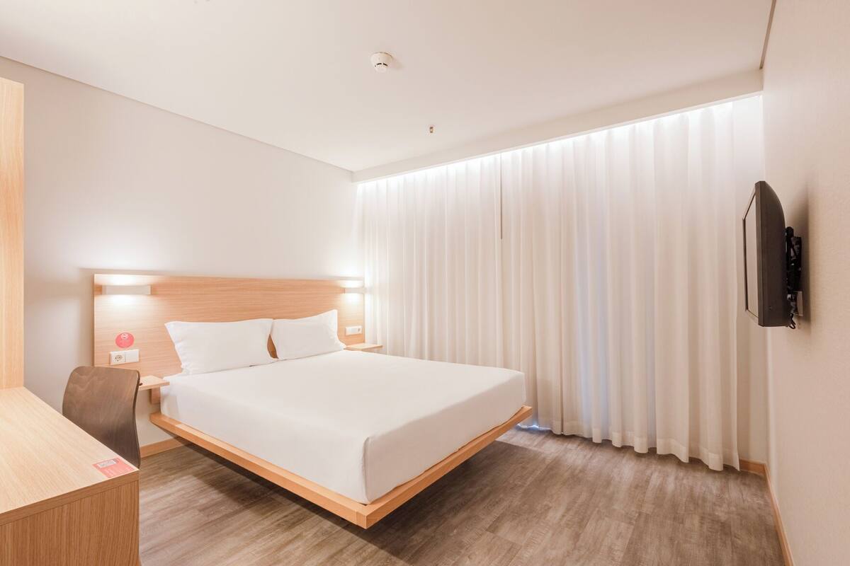 In-room safe, desk, blackout drapes, soundproofing