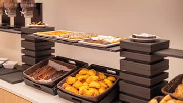 Se ofrece un desayuno bufé (12.50 EUR por persona)