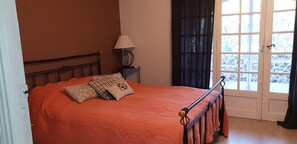 5 bedrooms, iron/ironing board, WiFi, bed sheets