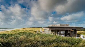 2 restaurantes; se sirve almuerzo y cena; cocina regional