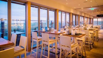 2 restaurantes; se sirve almuerzo y cena; cocina regional