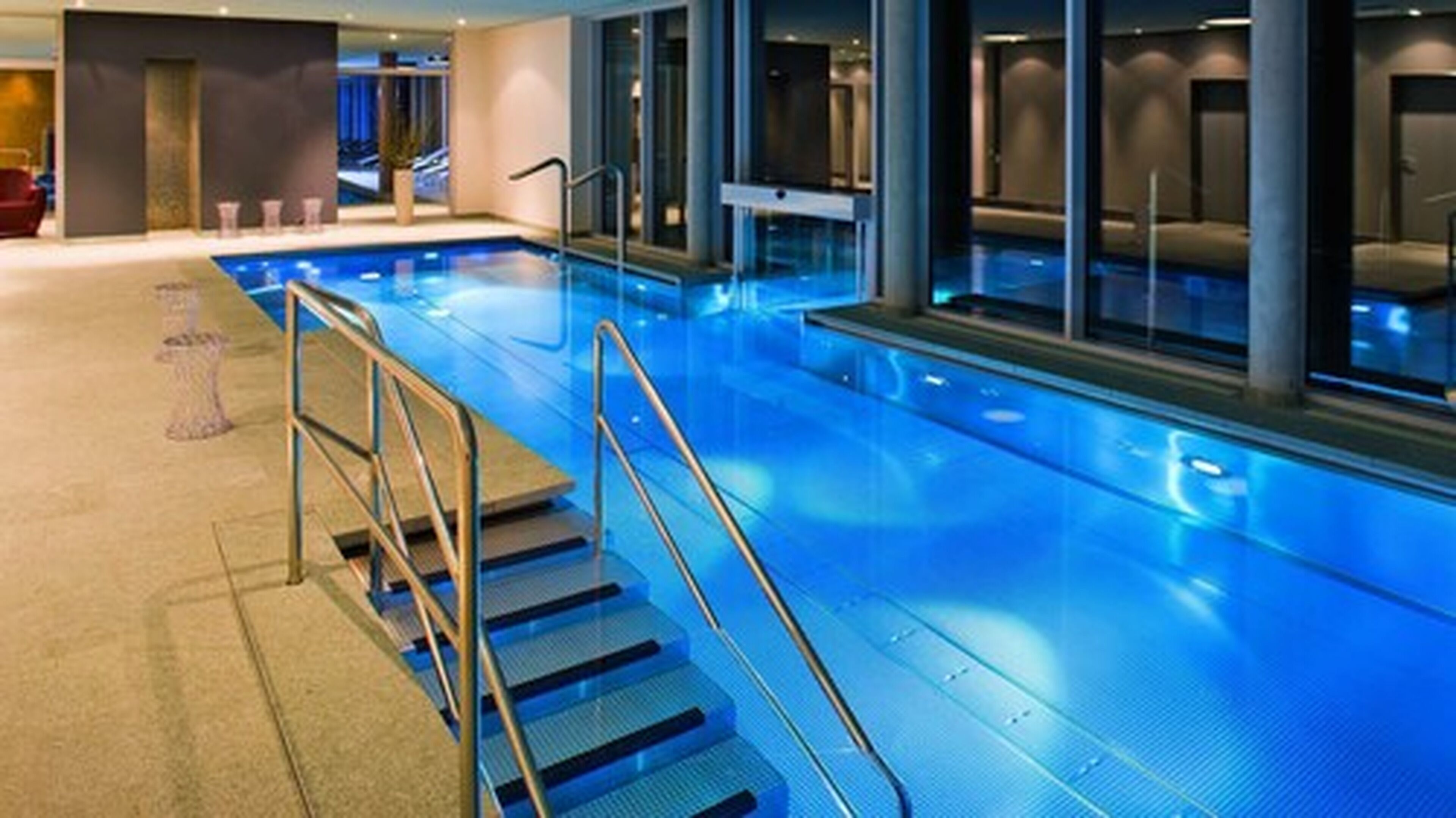 2 inomhuspooler, utomhuspool och solstolar