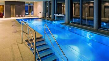 2 piscines couvertes, piscine extérieure, chaises longues