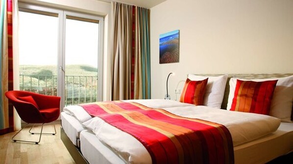 Ropa de cama hipoalergénica, caja fuerte, cortinas opacas