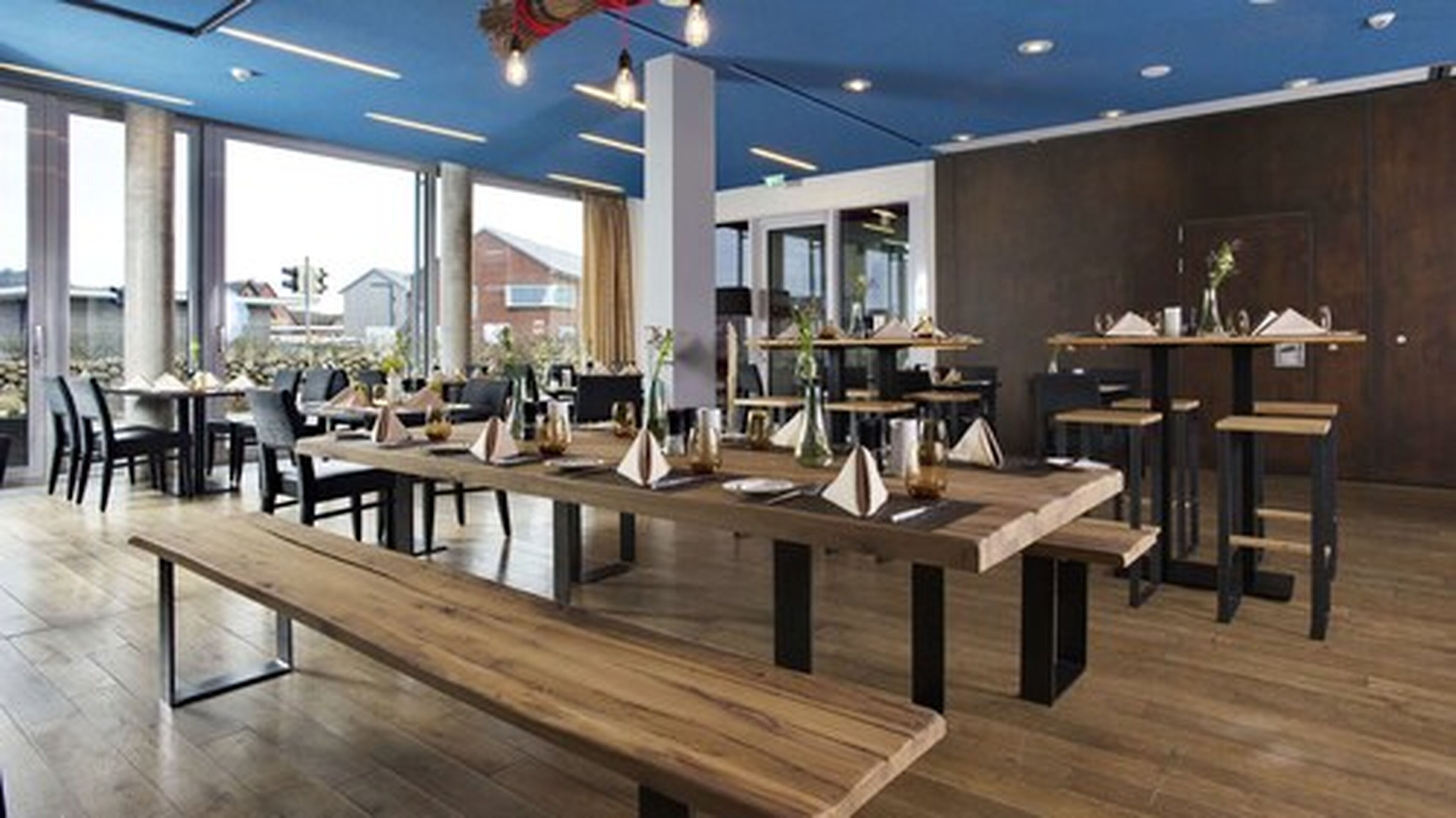 2 ravintolaa, joissa tarjoillaan lounas; paikallinen keittiö