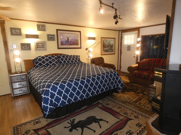 WiFi, bed sheets - Yellowstone Studio #1. Just One Mile From Yellowstone's Main Entrance (West Yellowstone)