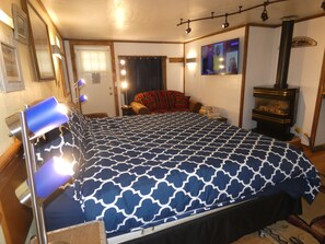 WiFi, bed sheets - Yellowstone Studio #1. Just One Mile From Yellowstone's Main Entrance (West Yellowstone)