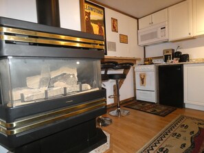 Fridge, microwave, oven, stovetop - Yellowstone Studio #1. Just One Mile From Yellowstone's Main Entrance (West Yellowstone)