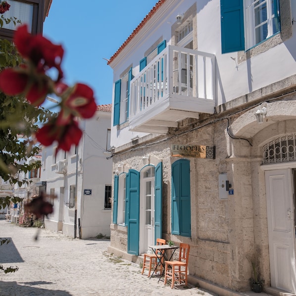 Front of property - Floopies Butik Otel (Cesme)