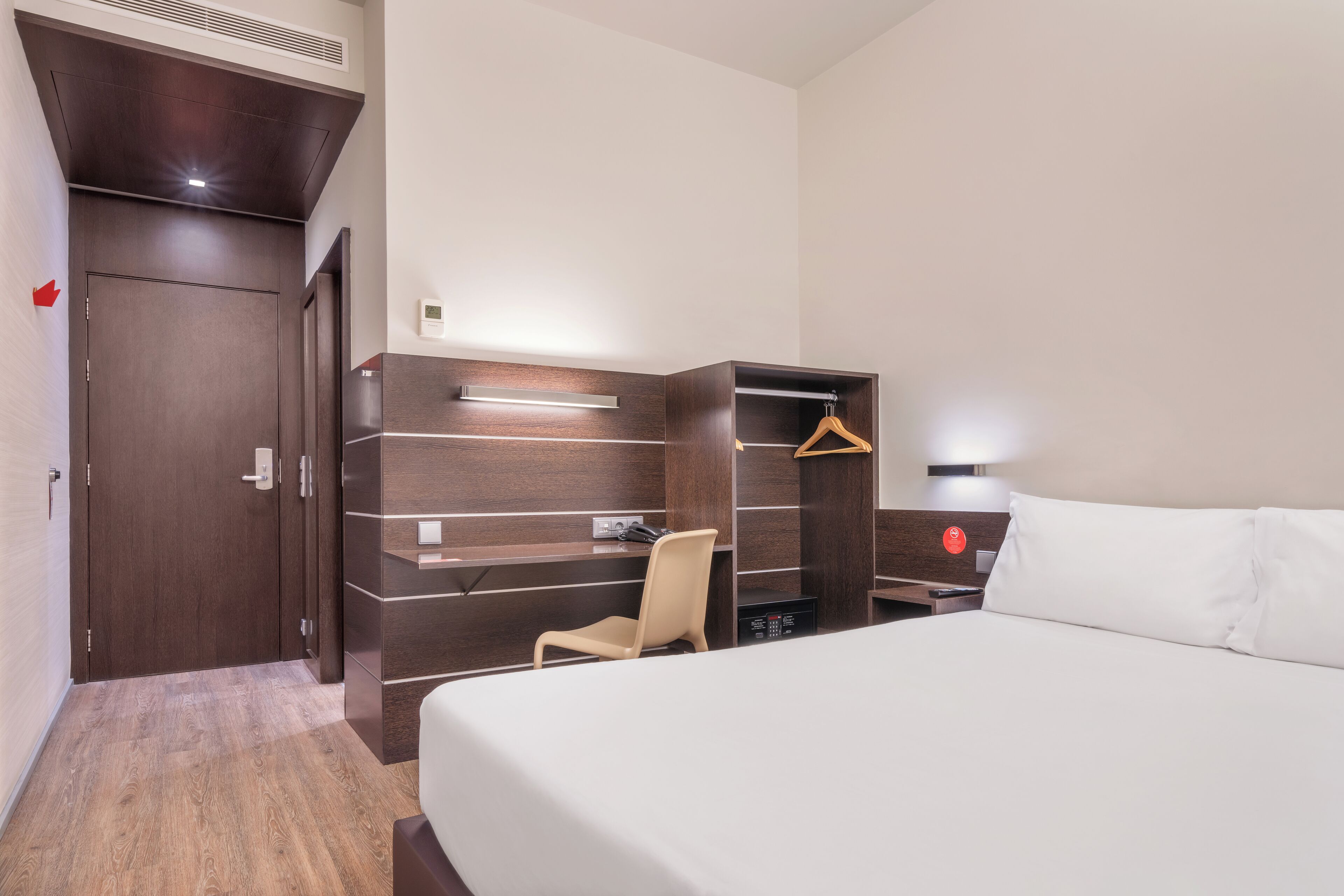 standard double room, 1 double bed | in-room safe, desk, blackout curtains, soundproofing