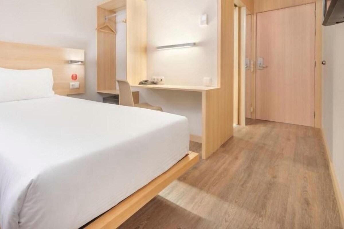 In-room safe, desk, blackout drapes, soundproofing